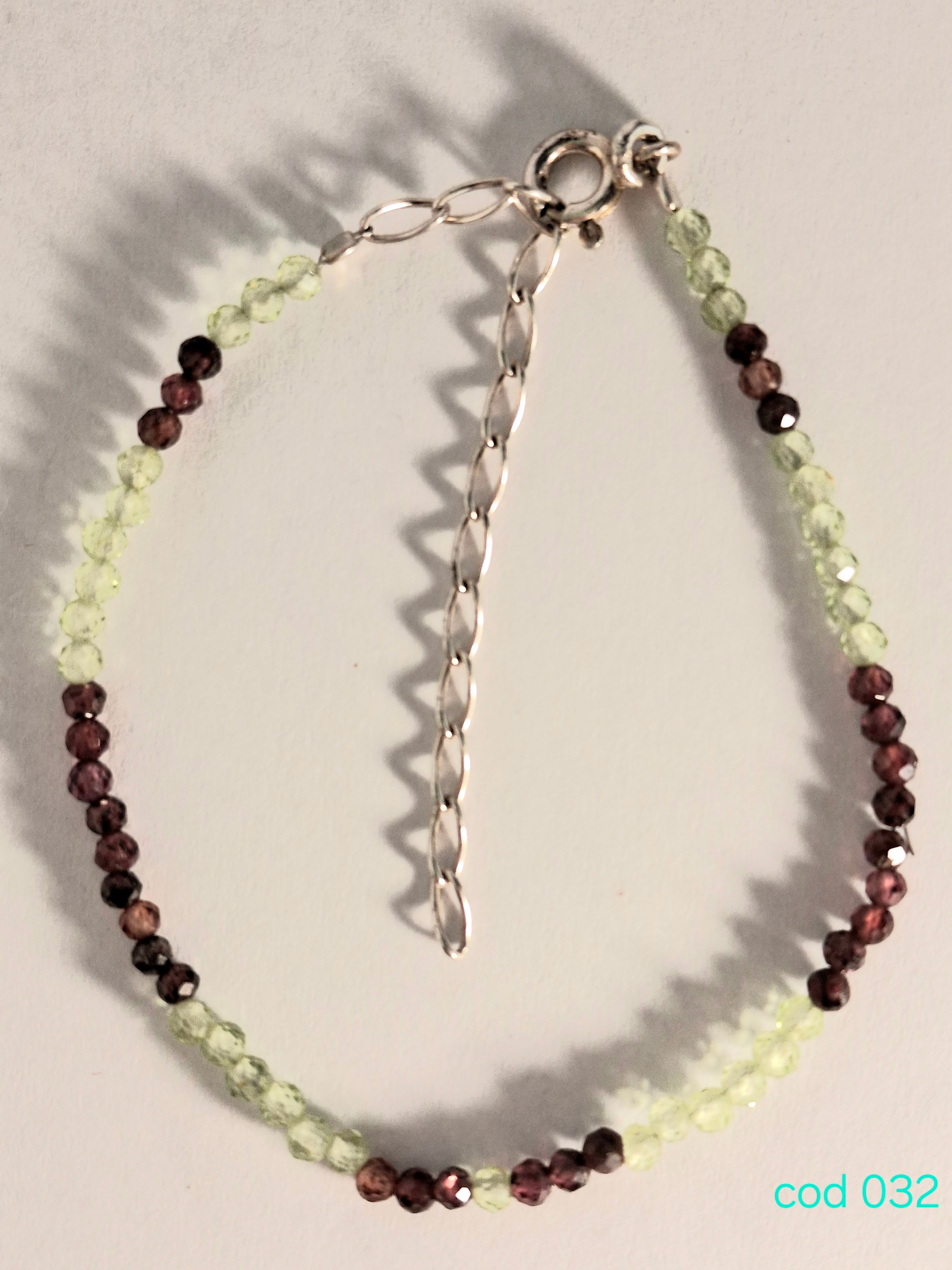 Bratara handmade din pietre semipretioase, Peridot si Granat cristale, in argint 925 (Cod 032)
