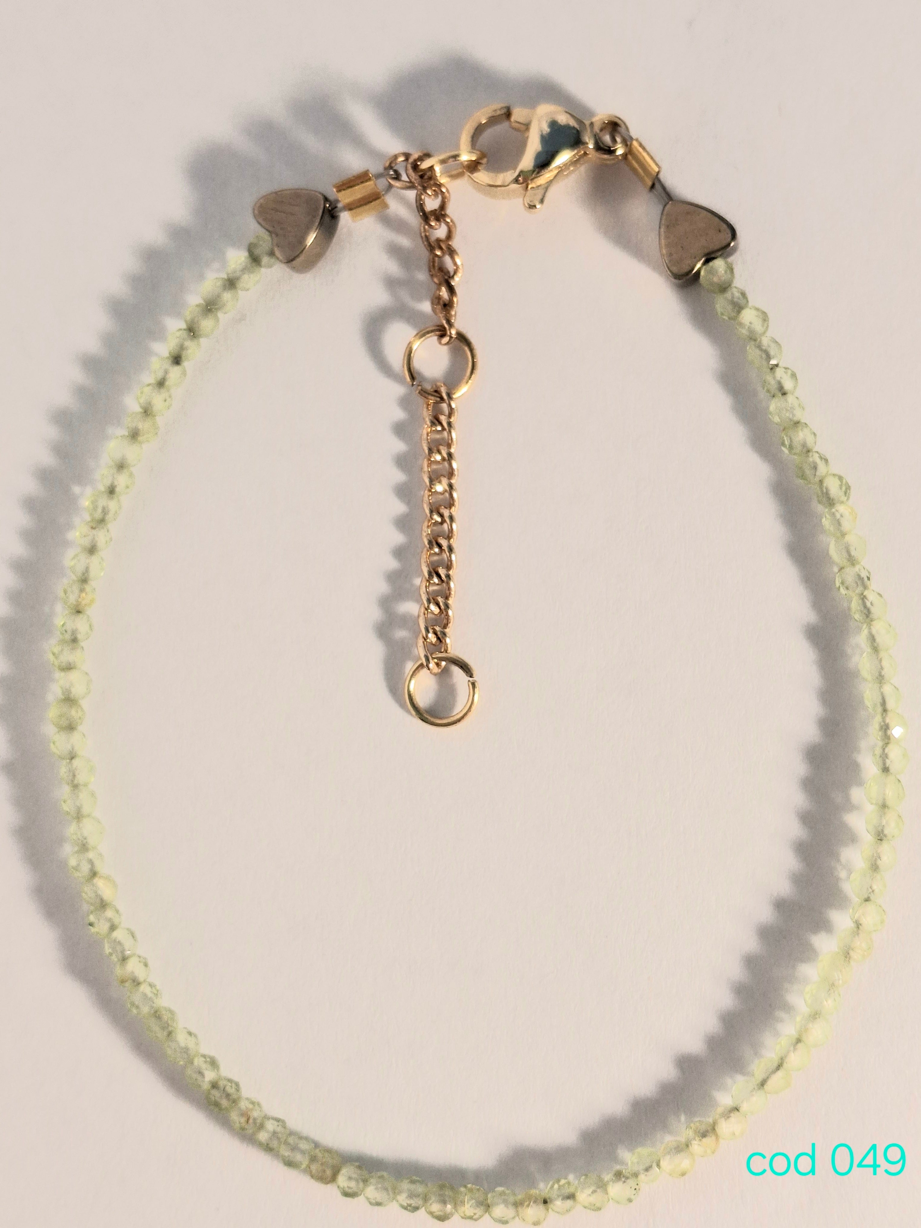 Bratara handmade din Pietre semipretioase, Peridot si Hematit inimioare, in Inox auriu (Cod 049)
